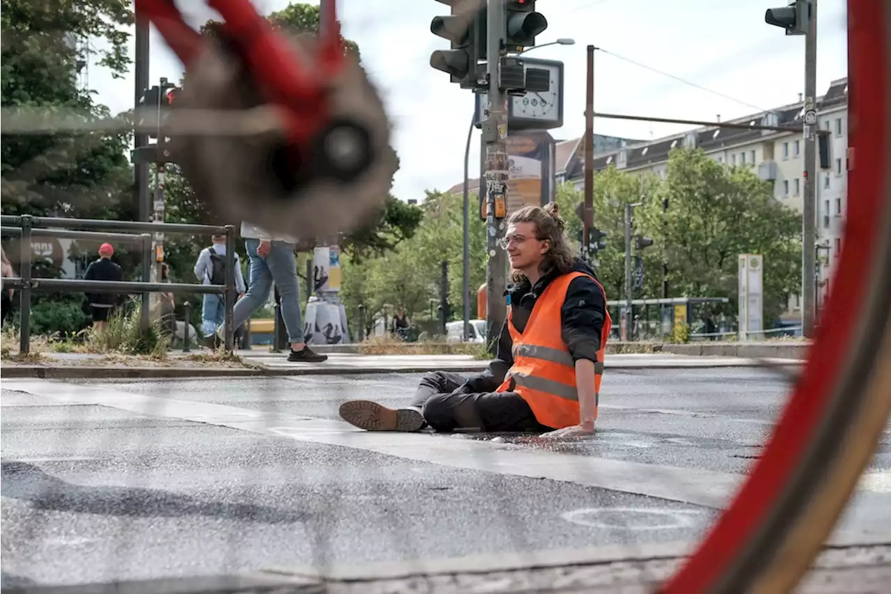 Klebe-Protest: Letzte Generation blockiert Berliner Berufsverkehr