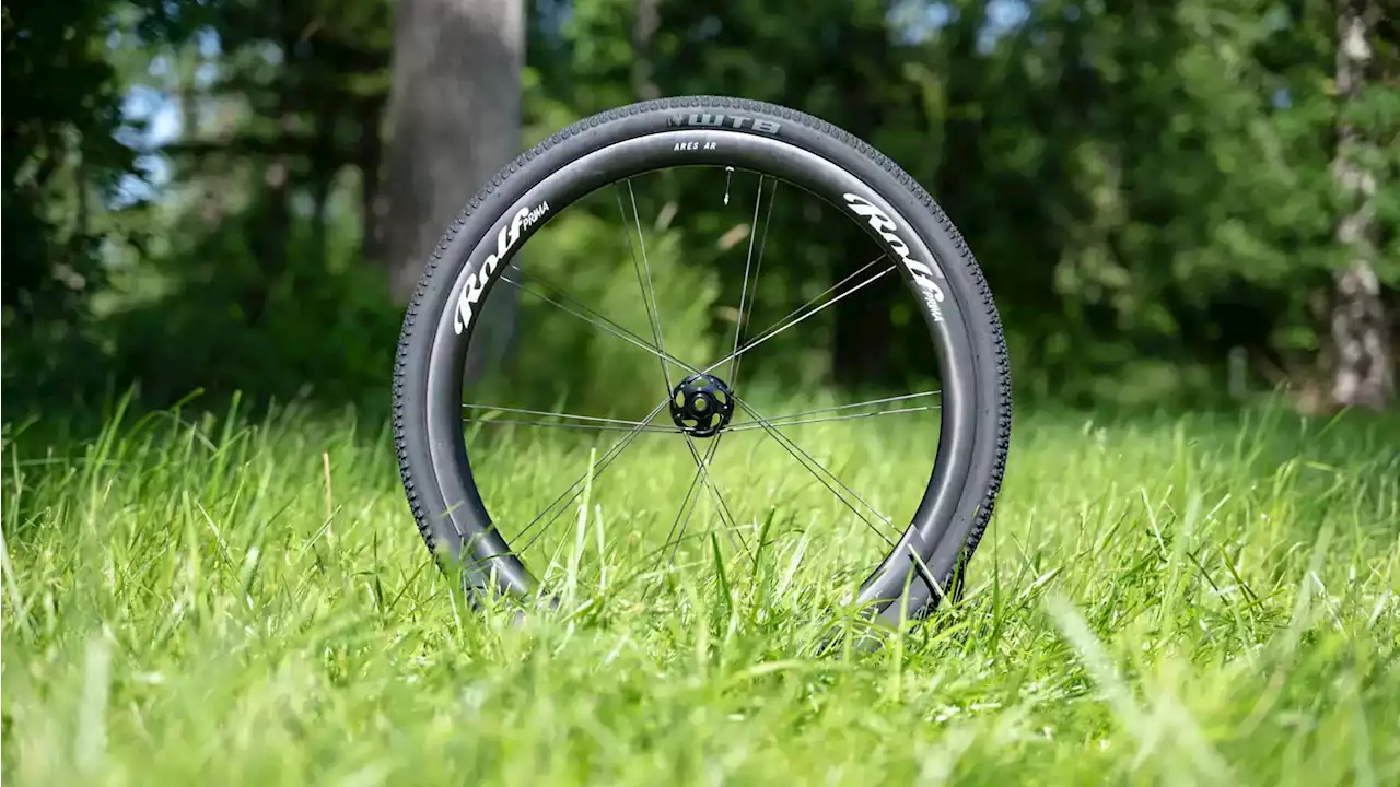 Rolf Prima Ares4 AR pairs paired spokes with wider rims