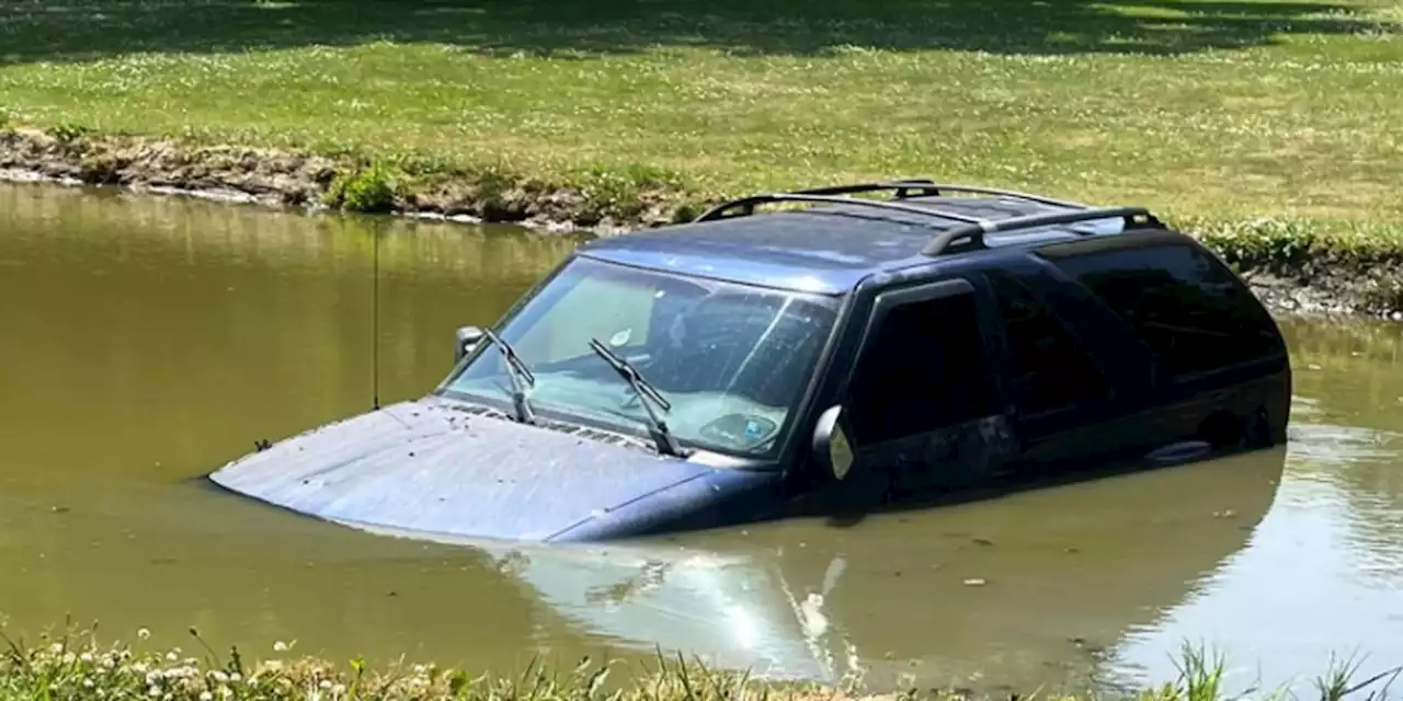 Car dives into Trumbull County neighborhood pond