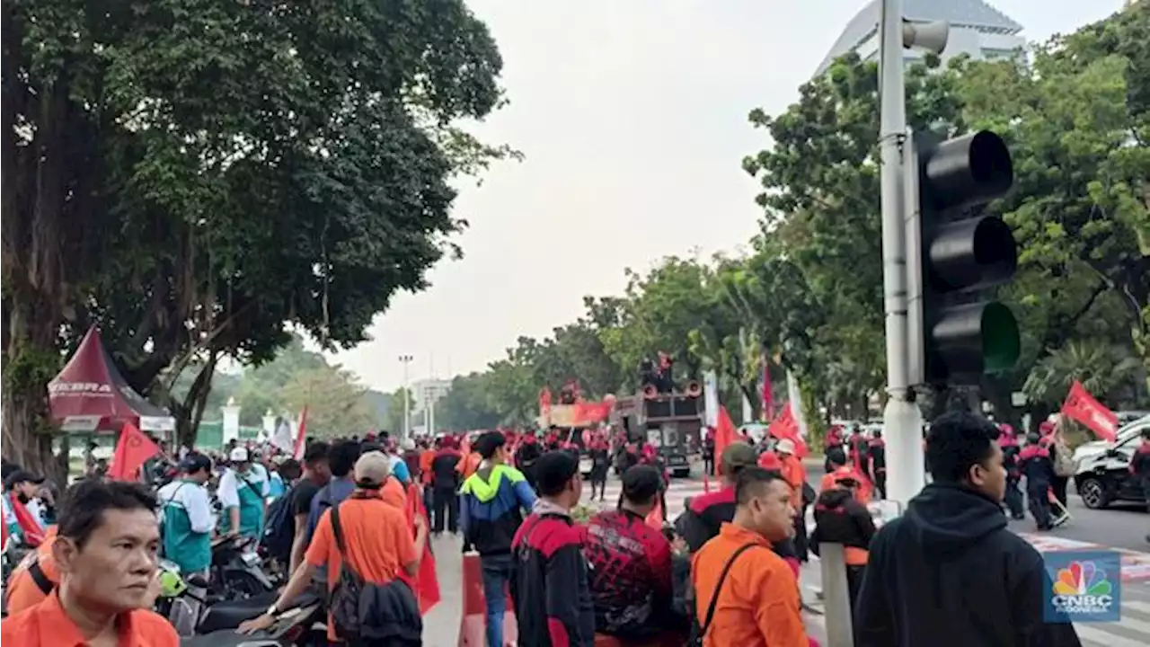 Penampakan Ribuan Buruh Tumpah ke Jalanan, Geruduk Kantor MK