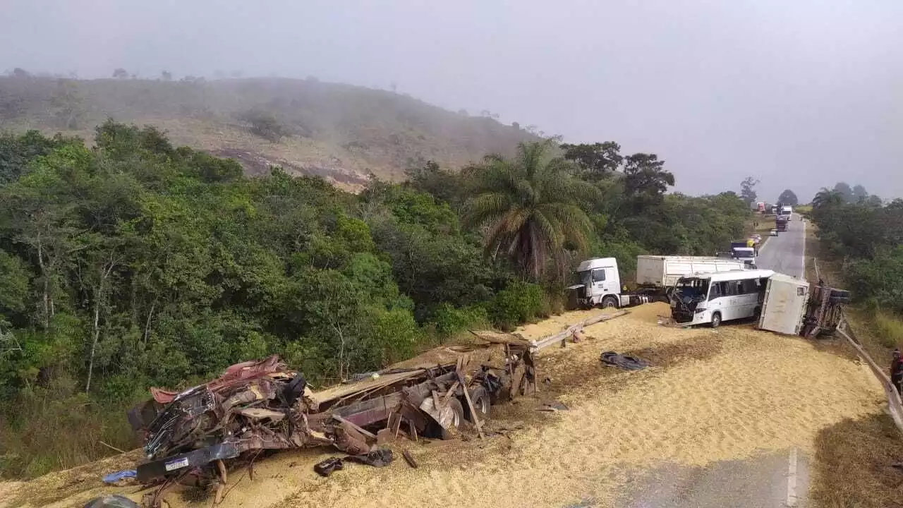 Acidente entre dois caminhões, ônibus e carro deixa dois mortos em MG