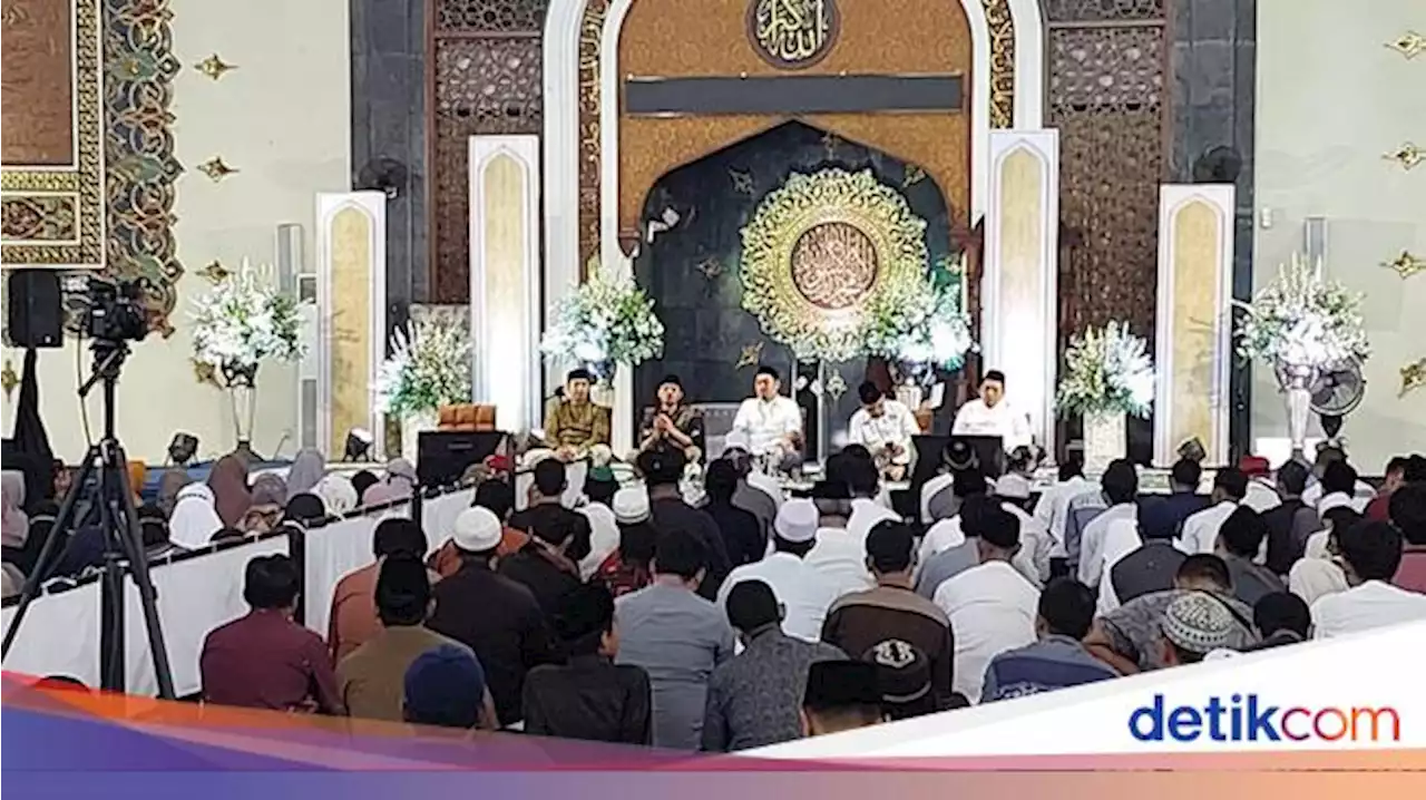 Ceramah di Gresik, Ustaz Hanan Attaki Beri Kiat Doa Cepat Dikabulkan Allah