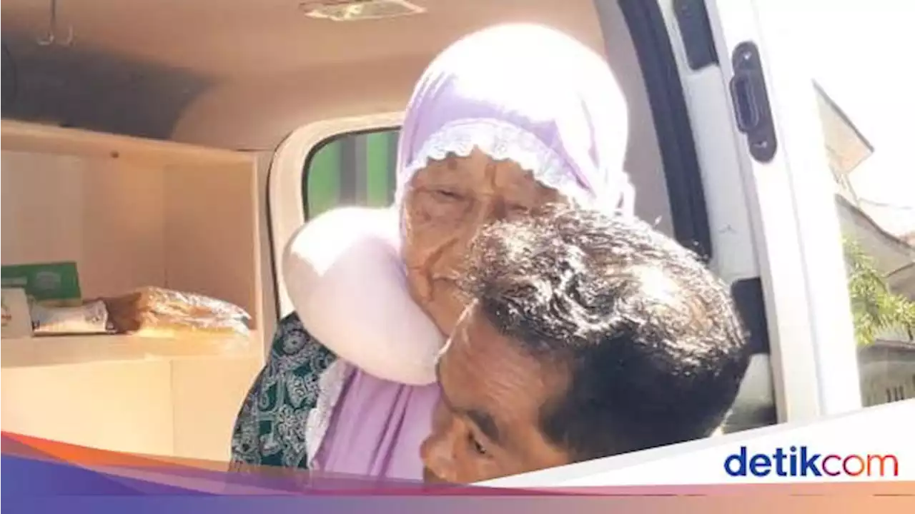 Cerita Triharyono 14 Tahun Jadi Pendamping CJH Lansia di Embarkasi Surabaya