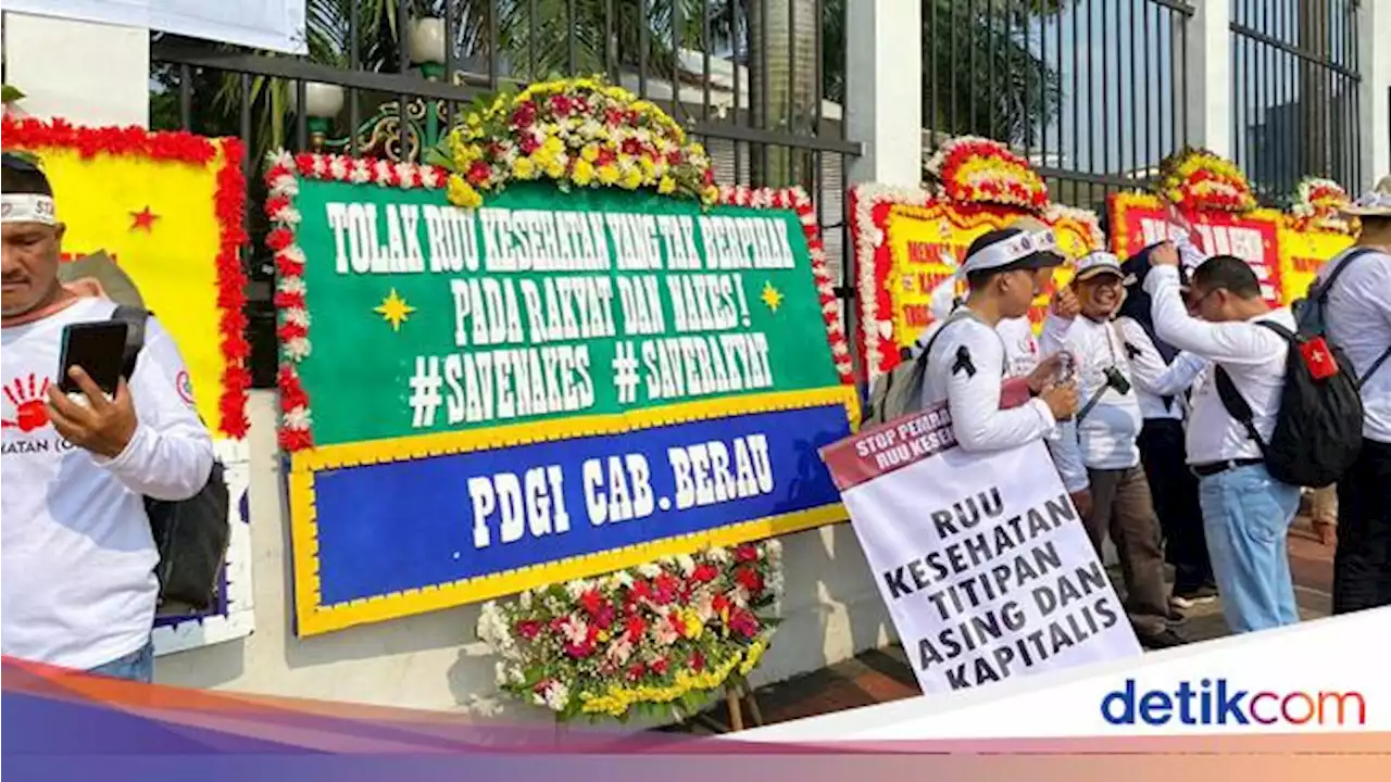 Karangan Bunga 'Tolak RUU Kesehatan' Berjajar di Depan Gedung DPR Pagi Ini