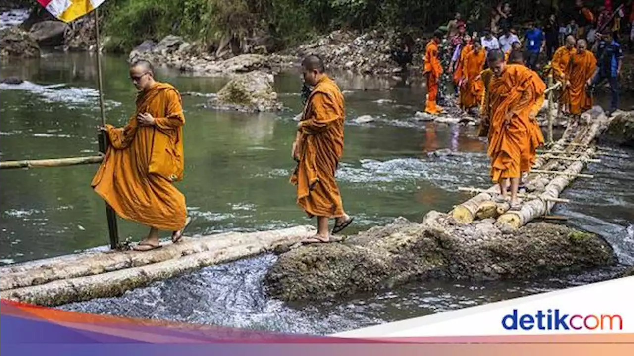 Kisah Perjuangan Biksu Thudong: Dihajar Panas, Kecelakaan di Malaysia