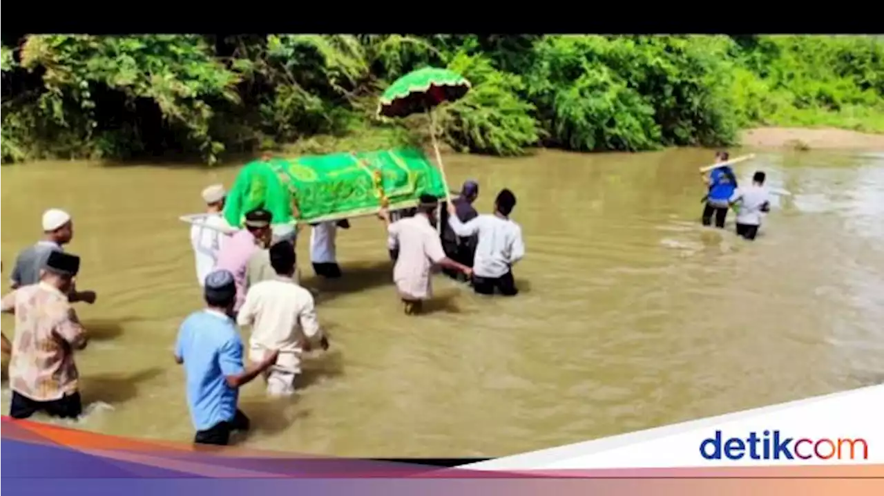 Nihil Jembatan, Warga Lampung Tandu Jenazah Seberangi Sungai ke TPU