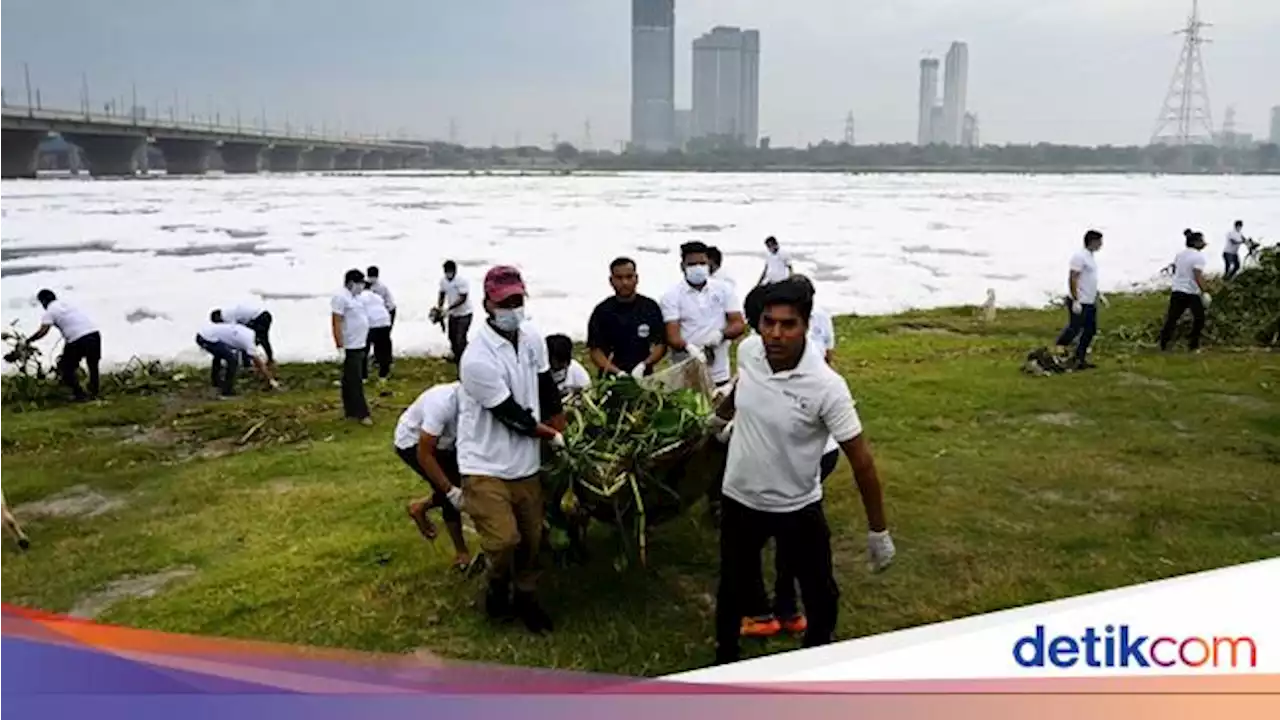 Warga India Ramai-ramai Bersihkan Sungai Berbusa Penuh Limbah-Racun