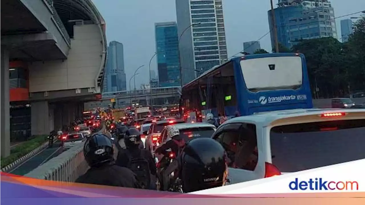 Warga Ngeluh Kena Macet di Pancoran: Baru Jam 6 Pagi Lho!