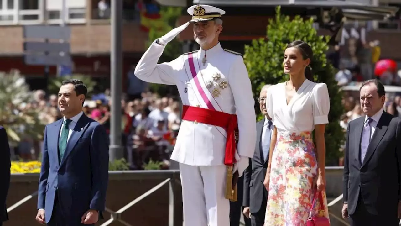 Vítores al Rey en el desfile del Día de las Fuerzas Armadas en Granada