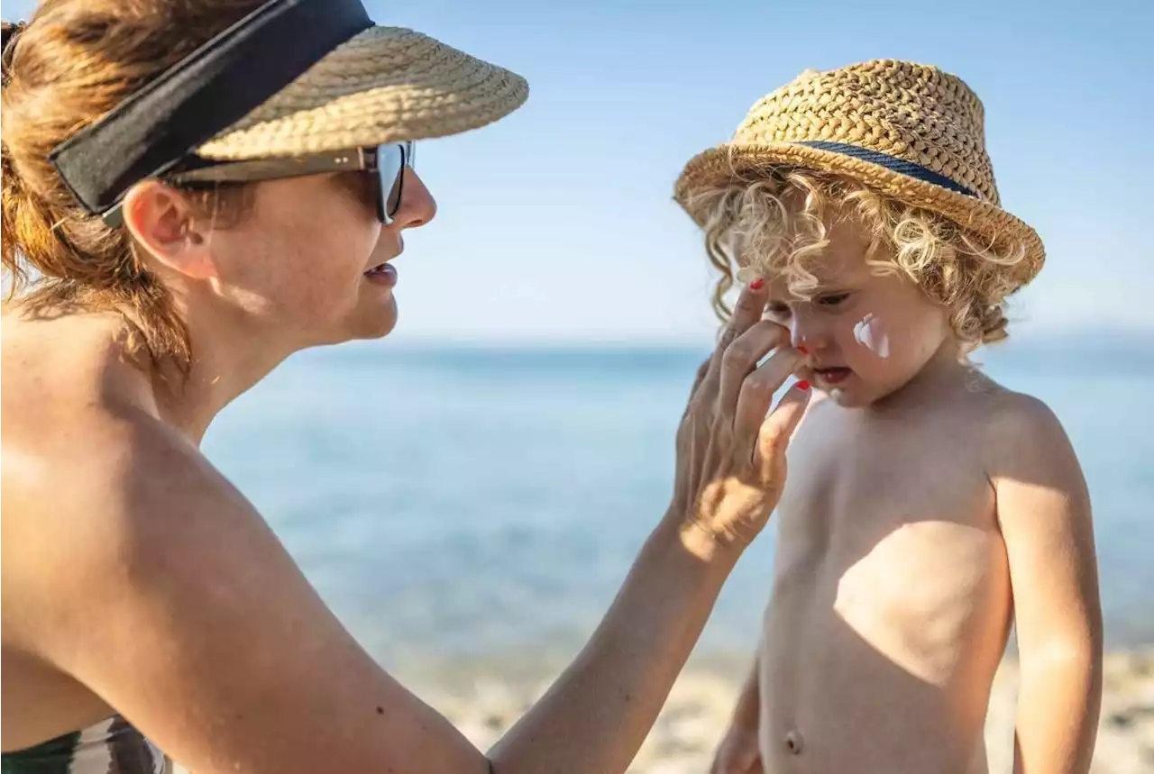 Des bébés aux adolescents, voici comment apprendre aux enfants à se protéger des rayons UV