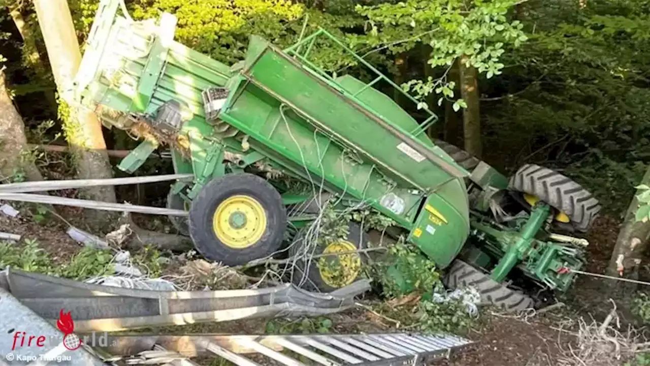 Traktor mit Ballenpresse in Herdern in Bachtobel gelandet → Fahrer eingeklemmt