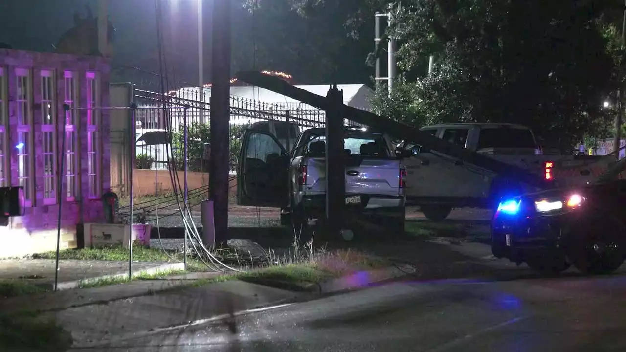 Houston driver arrested after hitting 2 women, vehicles, power pole: police