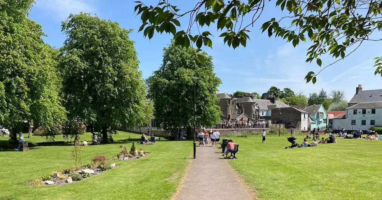 The pretty town with an eco bus from Glasgow that 'feels like the Cotswolds'