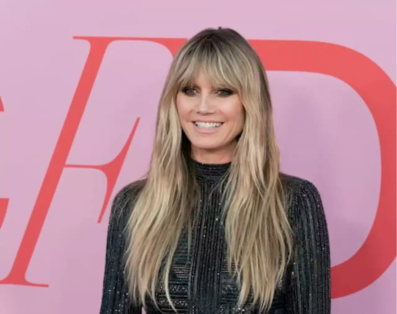 Heidi Klum en robe rouge et cuissardes noires : elle nous en met plein la vue