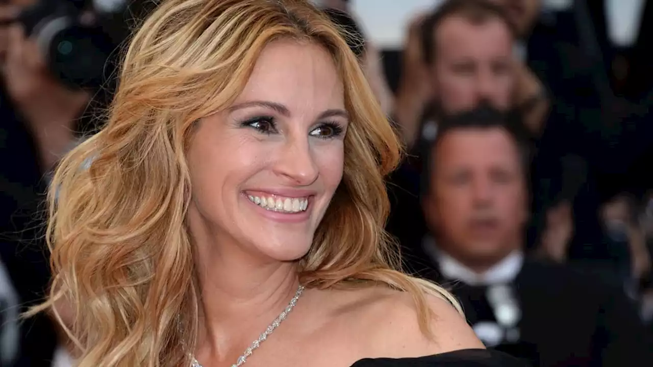 Julia Roberts enjoys night out with lookalike teen daughter as she returns to social media