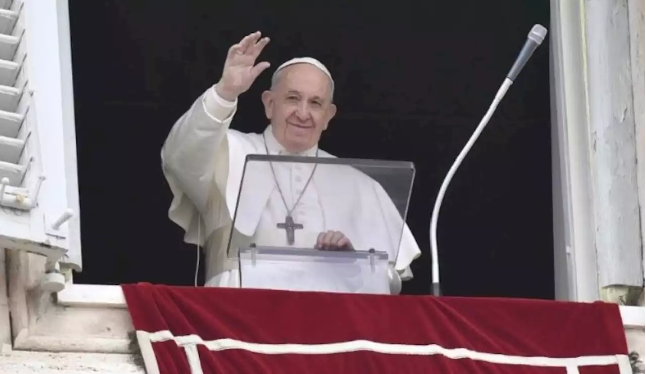 Pope at Angelus: The Sign of the Cross makes us feel God's embrace