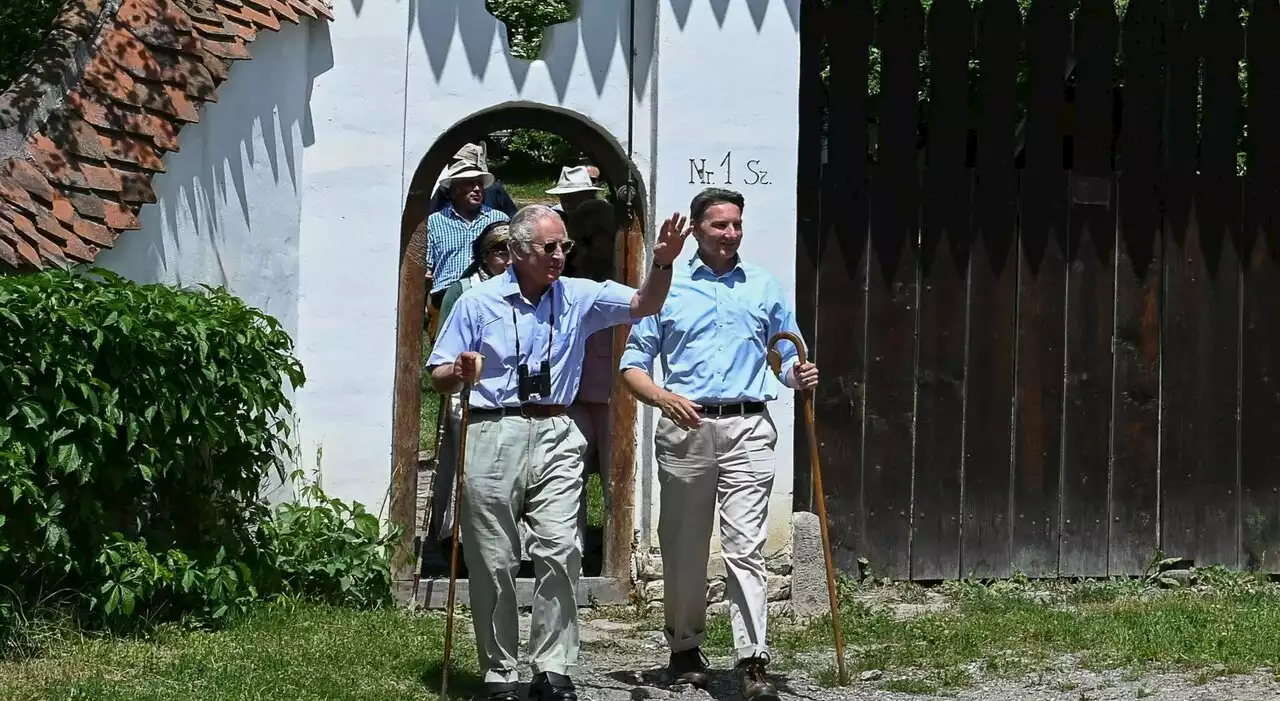 Re Carlo in Transilvania (senza Camilla), il sovrano discende dal 'vero' conte Dracula e ne va molto fiero