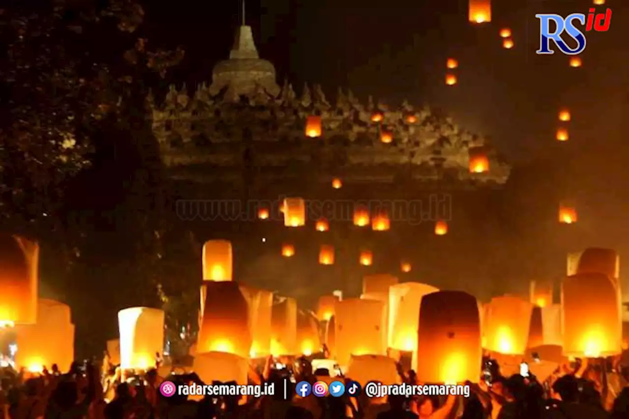 Malam Waisak Langit Borobudur Diterangi Ribuan Lampion