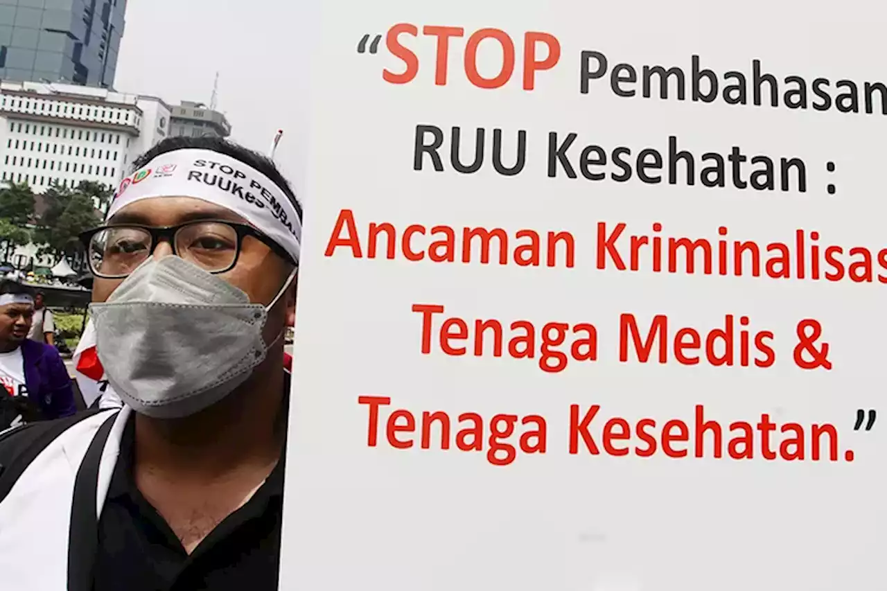 Puluhan Ribu Tenaga Kesehatan Demo di DPR/MPR, Minta RUU Kesehatan Distop Pembahasannya - Jawa Pos