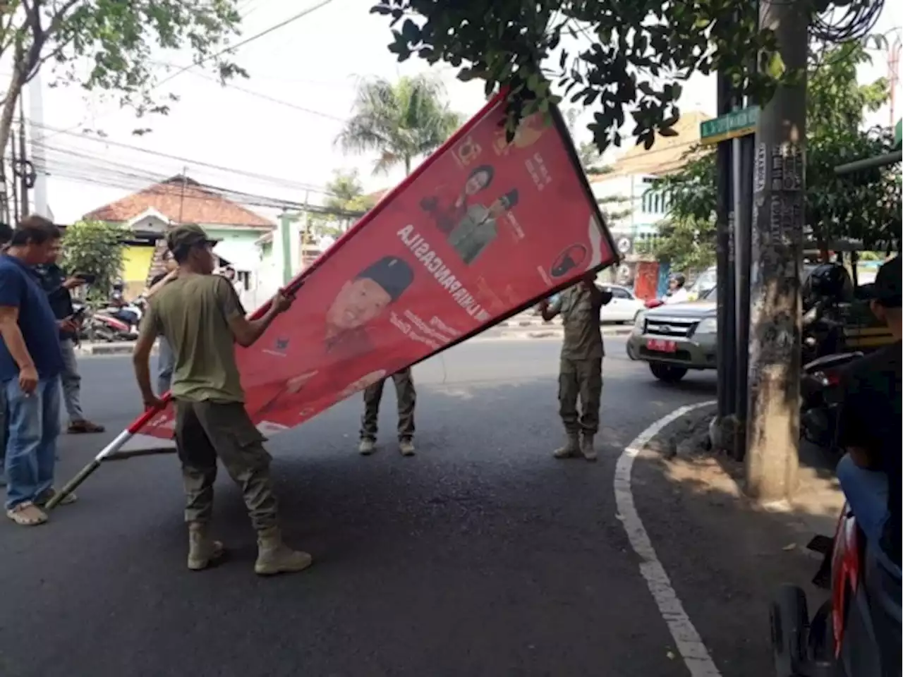 Satpol Pol PP Sidoarjo Tertibkan Baliho Politik yang Langgar Aturan