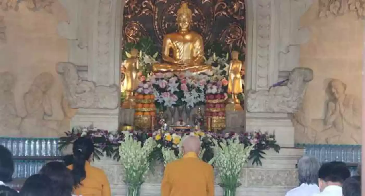 Tumpah Ruah Umat Gelar Puja Bakti Waisak di Vihara Dharma Ratna