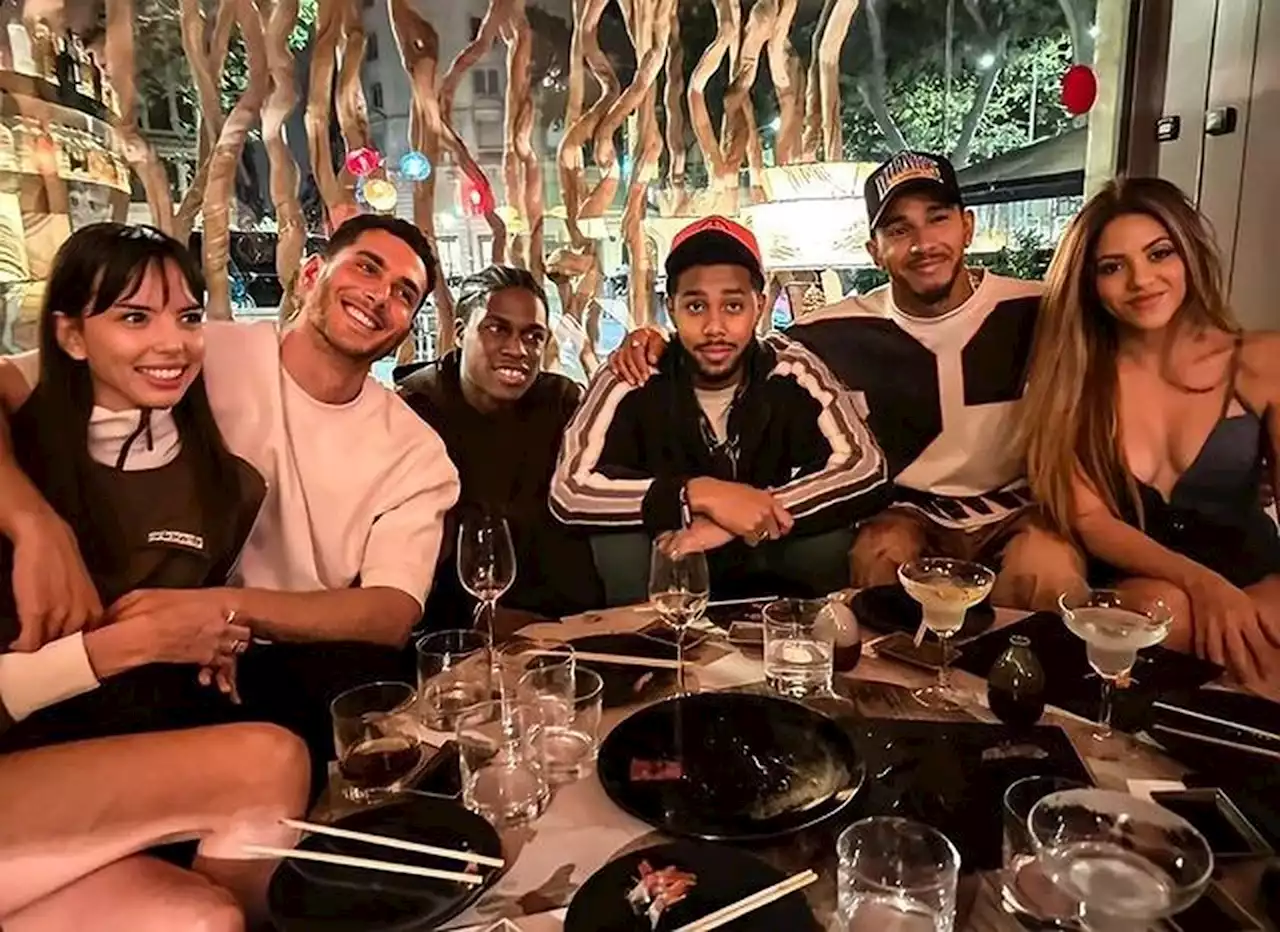 Shakira posa ao lado de Lewis Hamilton em jantar, após aparição no GP da Espanha