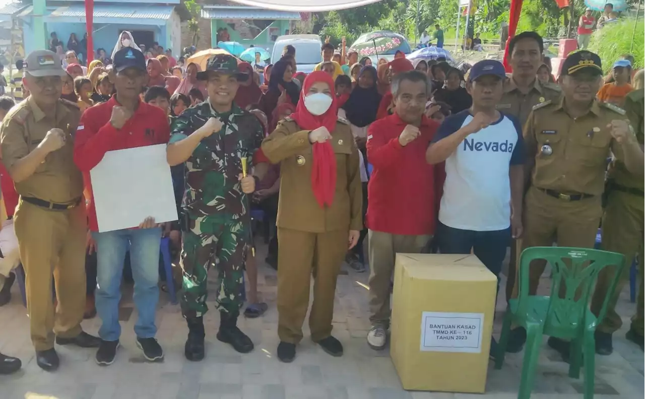 Dandim 0410/KBL dan Wali Kota Bandar Lampung Serahkan Bantuan Kasad Kepada Warga