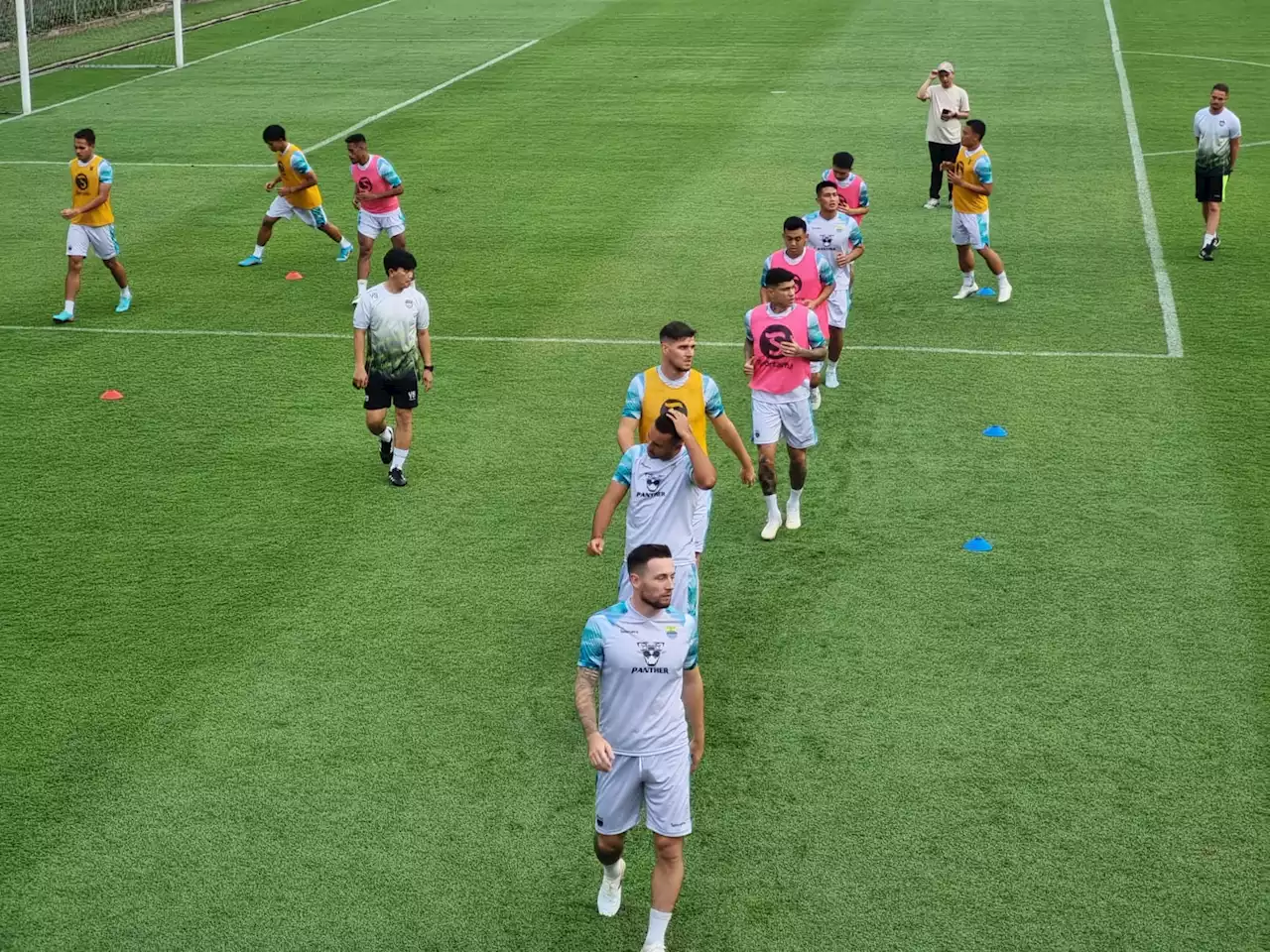 Luis Milla Pimpin Latihan Perdana Skuad Persib di Stadion Sidolig Bandung