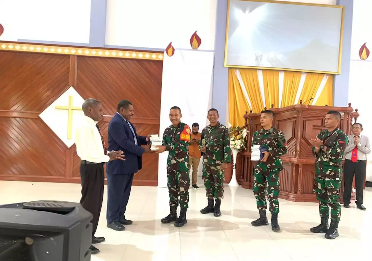 Satgas Yonif Raider 200/BN Bagikan Alkitab di Gereja Injil Indonesia Kobagma