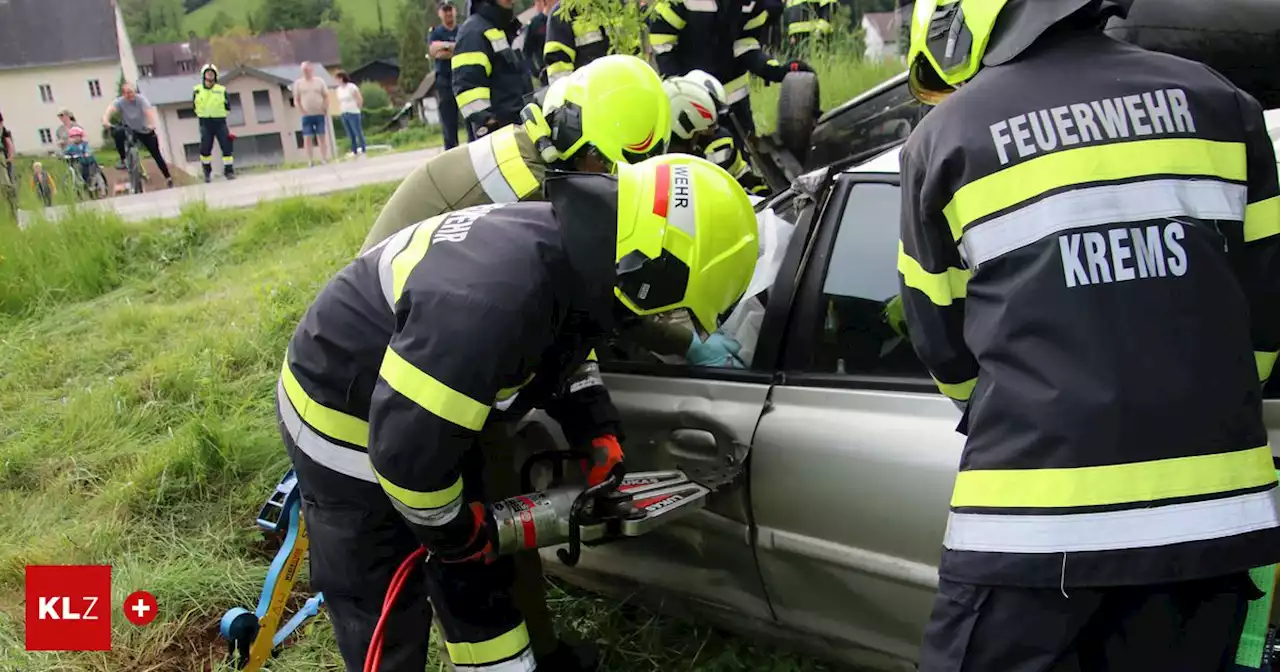 'Immer einsatzbereit' - Einsätze während Feuerwehrfest: Pkw kollidierten, Traktor krachte in Schuppen