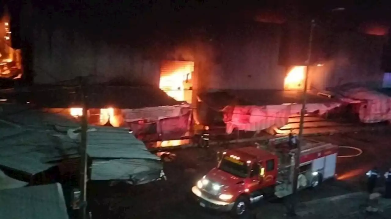 Incendio consume la nave principal del mercado de Acapulco