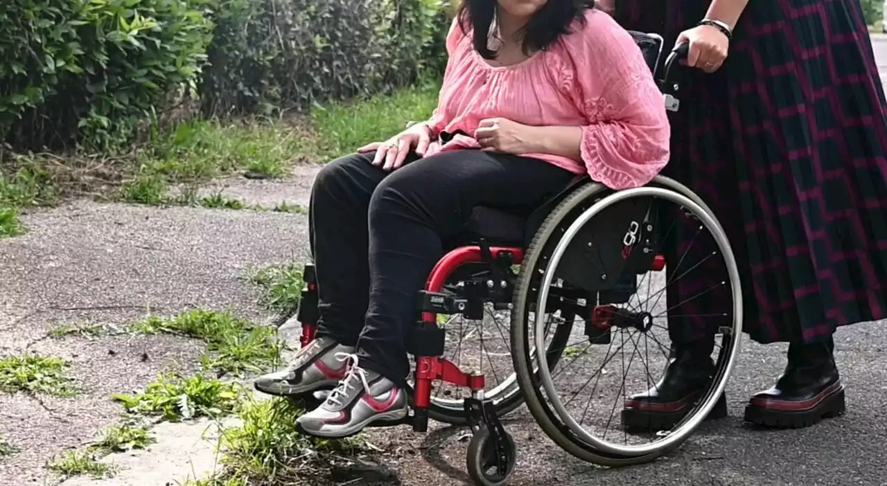 Vergogna a San Basilio, Cristina è disabile e non può uscire di casa: «Prigioniera delle buche»