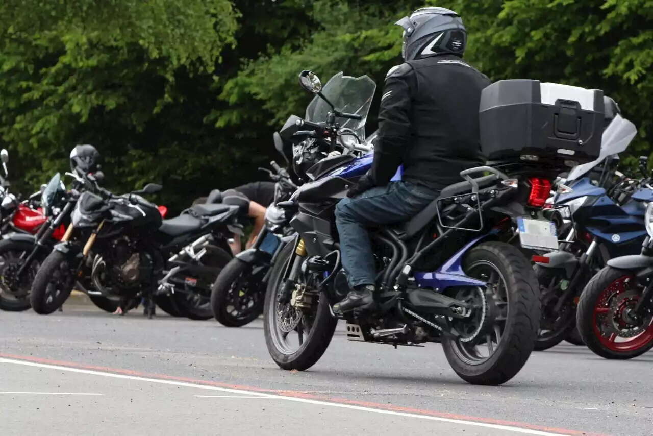 Dans le Nord, excédé par le bruit d'un cortège de motards, il sort un fusil