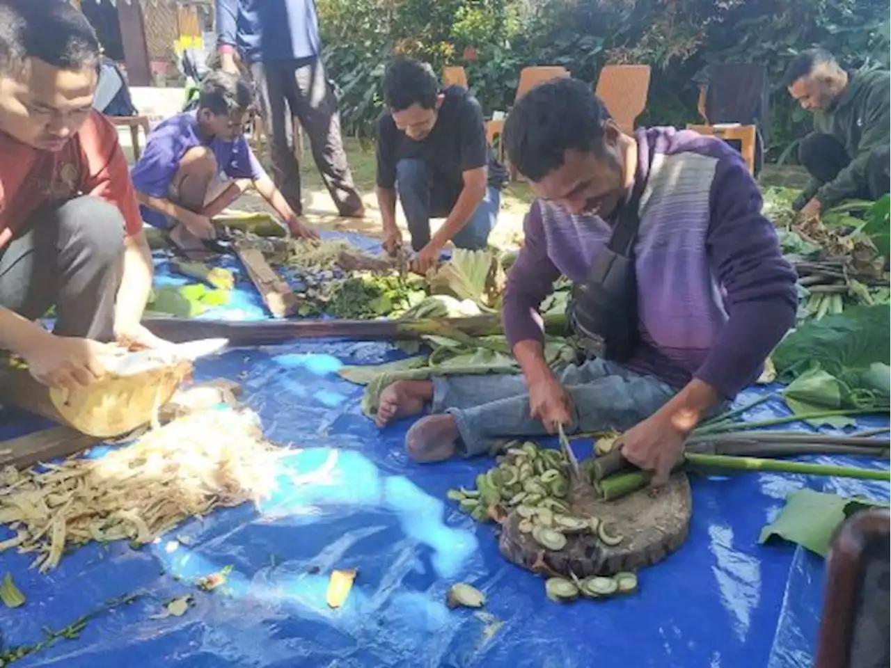 Berdayakan Penyandang Disabilitas di Manggarai dengan Keterampilan Membuat Pakan Ternak