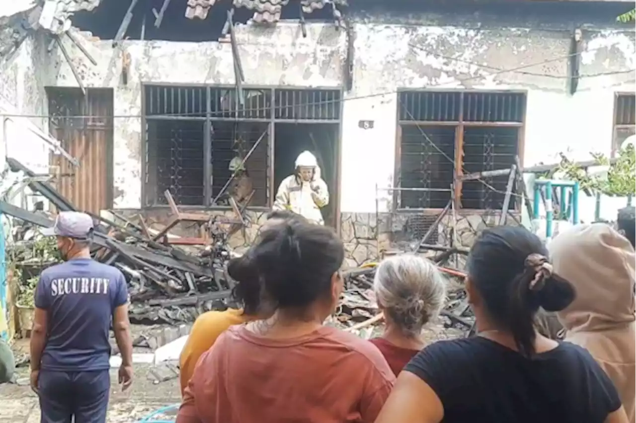 Rumah Dua Lantai di Permukiman Padat Senen Terbakar