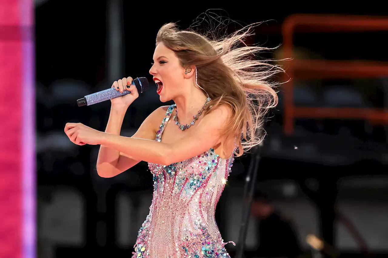 Taylor Swift has hilarious reaction after swallowing bug onstage in Chicago