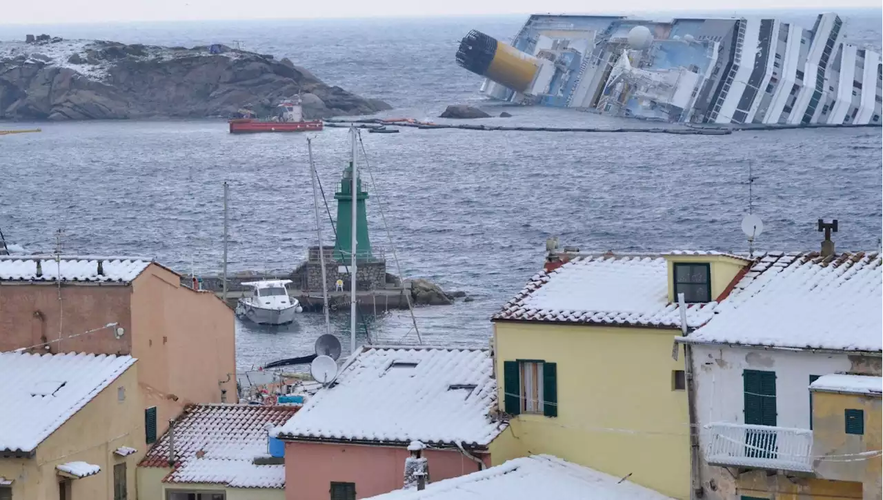 A 12 anni dal naufragio della Concordia, all'isola del Giglio approda una nave da crociera