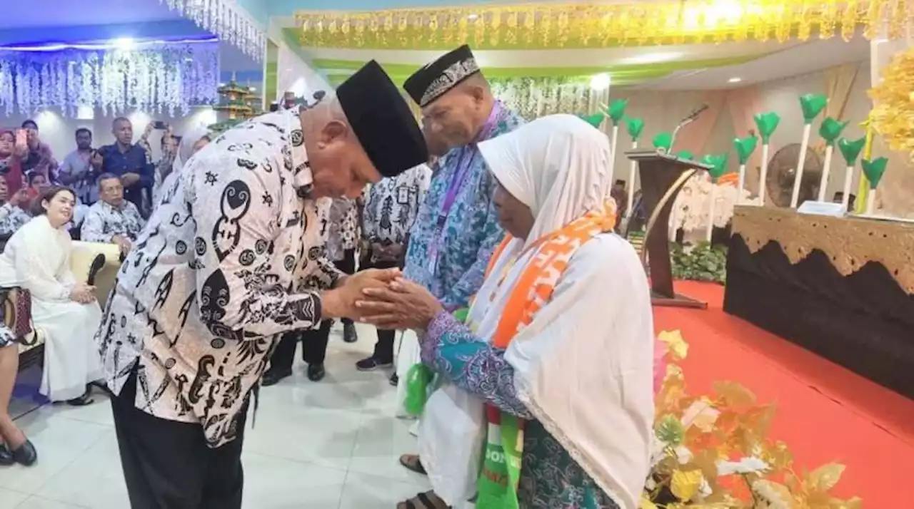 Pj Gubernur Papua Barat Paulus Waterpauw Lepas 723 Jemaah Haji ke Tanah Suci |Republika Online