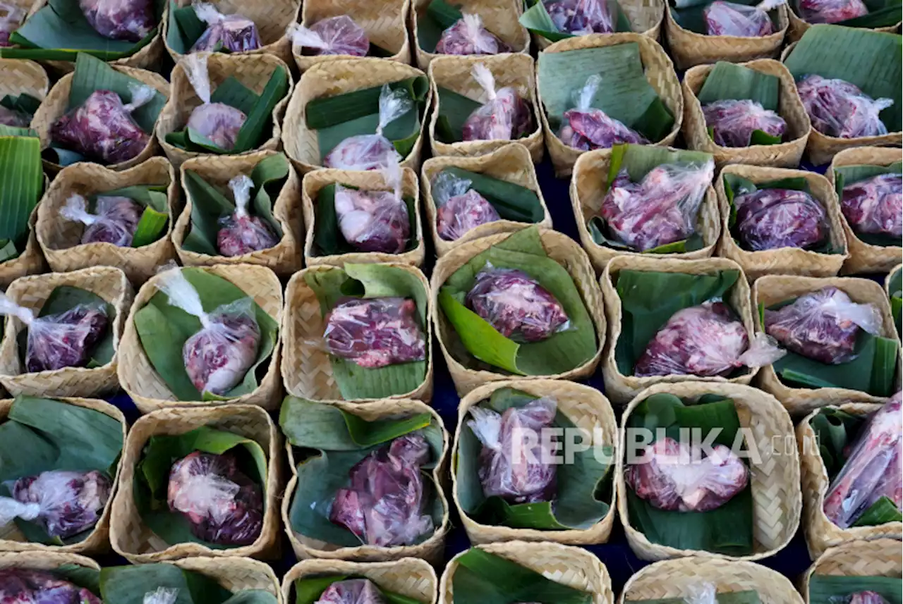 Ramah Lingkungan, Masjid Al Hasanah Pilih Besek untuk Wadah Daging Kurban |Republika Online