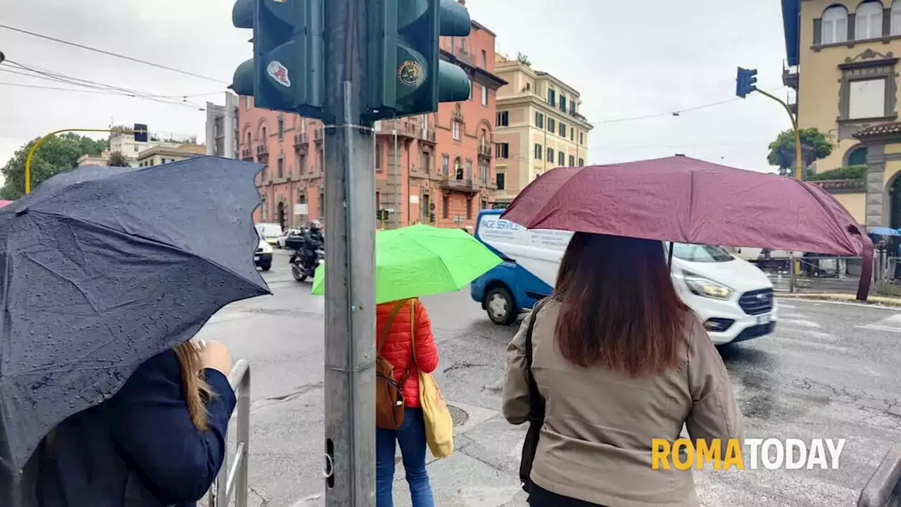 A Roma piove e il traffico va in tilt: strade allagate e code nel quadrante sud est della capitale