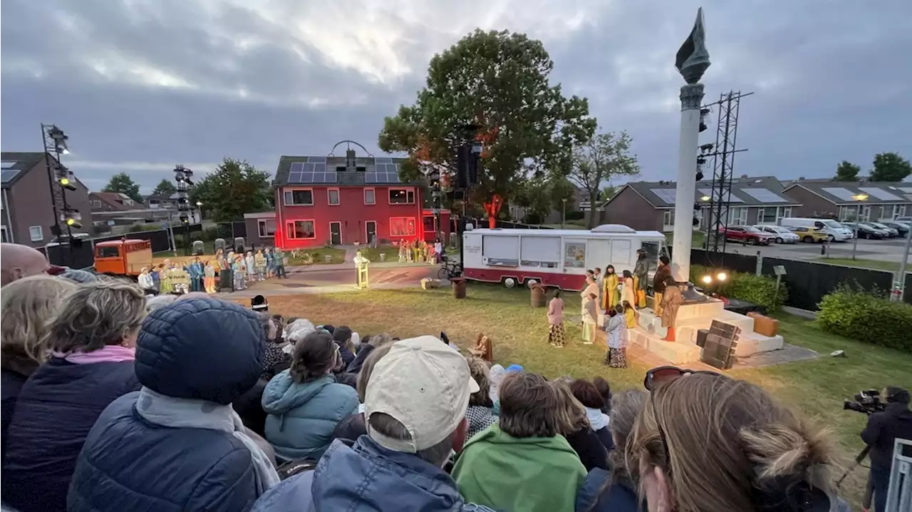 Koning naar Kamp Schattenberg voor theaterstuk Moluks-Nederlandse geschiedenis