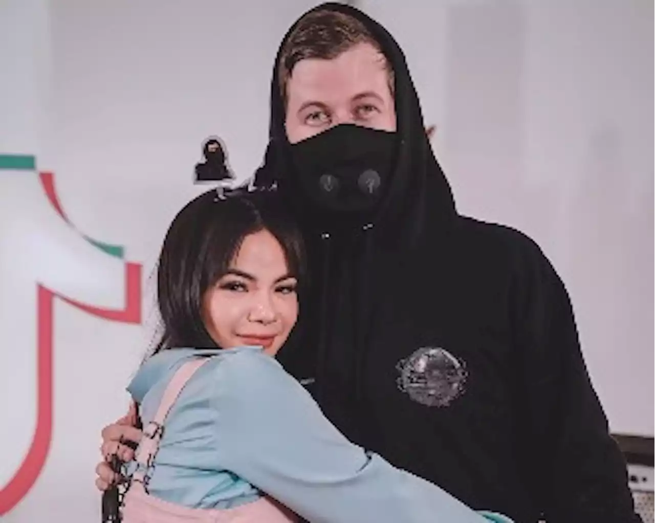 Dinar Candy Pamer Foto Peluk Alan Walker, Netizen: Aku Ngiri!