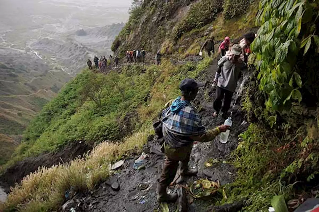 Jelang Yadnya Kasada, Warga Suku Tengger Lakukan Ritual Pengambilan Air Suci