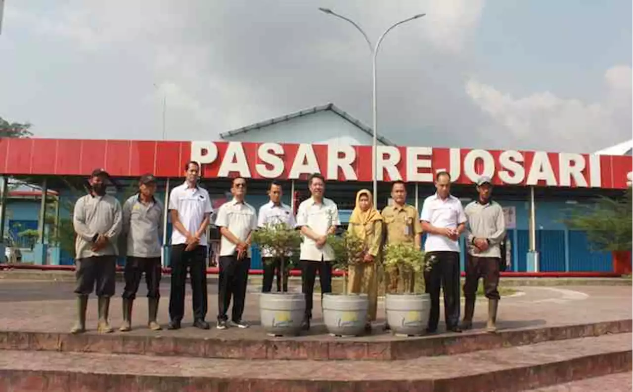 Laras Asri Resort & Spa Beri Bantuan Tanaman dan Pot untuk Pasar Sapi Salatiga