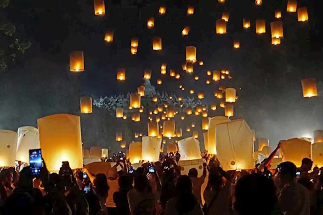 Puncak Waisak, 2.567 Lampion Indah Diterbangkan Hiasi Langit Borobudur