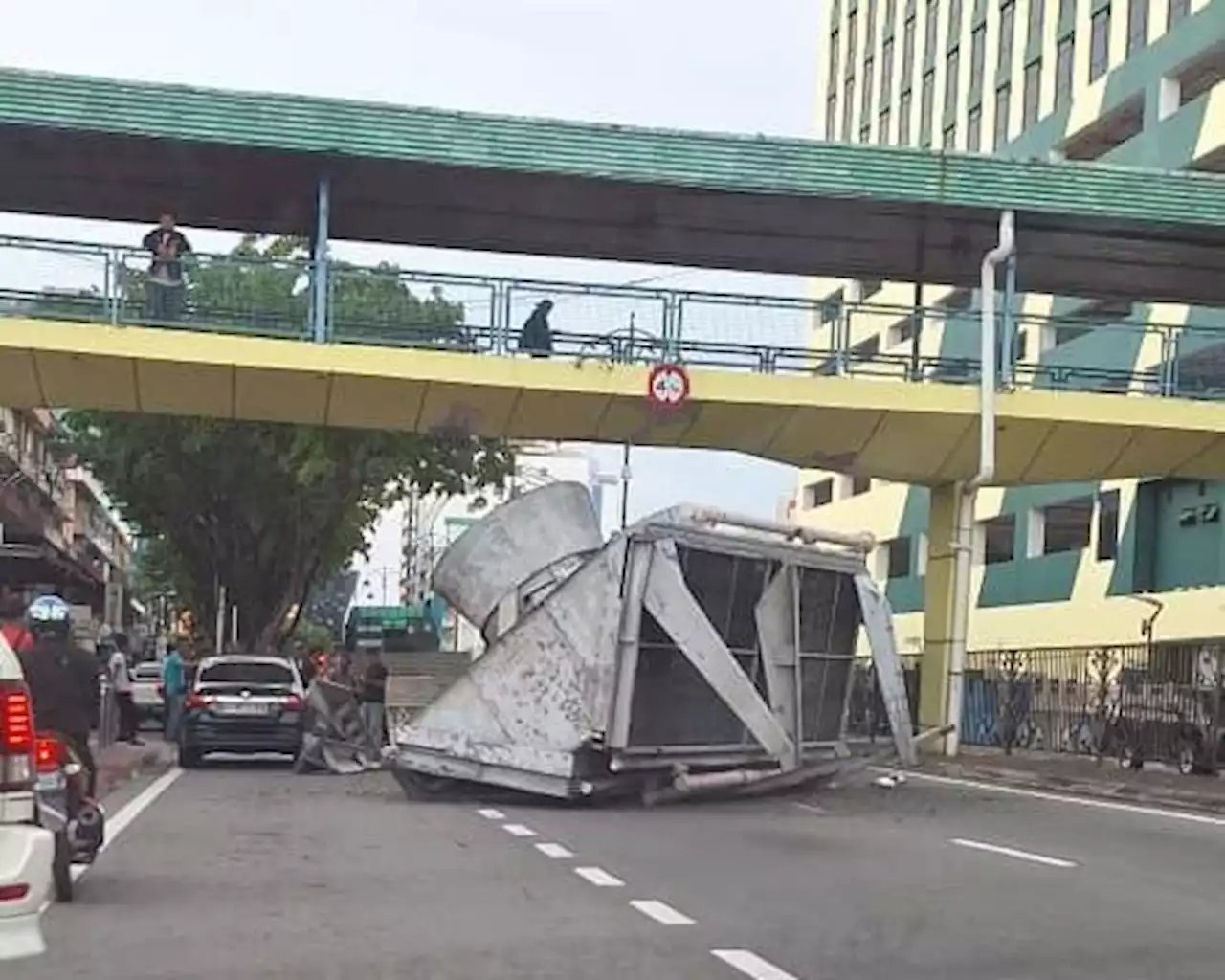 Large piece of equipment falls off trailer, causes massive traffic jam in Kota Kinabalu