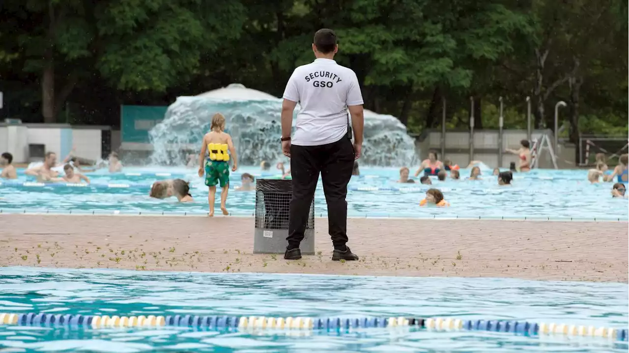 Streit unter Jugendlichen eskaliert: Tumult und Schlägerei in Berliner Freibad – Wachschutz alarmiert die Polizei