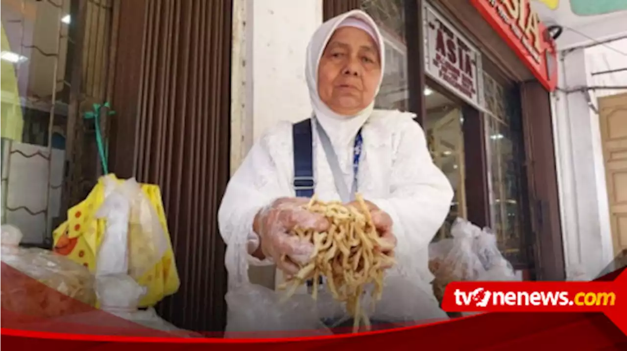 MasyaAllah, Nenek Ini Berhasil Naik Haji dengan Jualan Kue Bawang di Emperan Toko