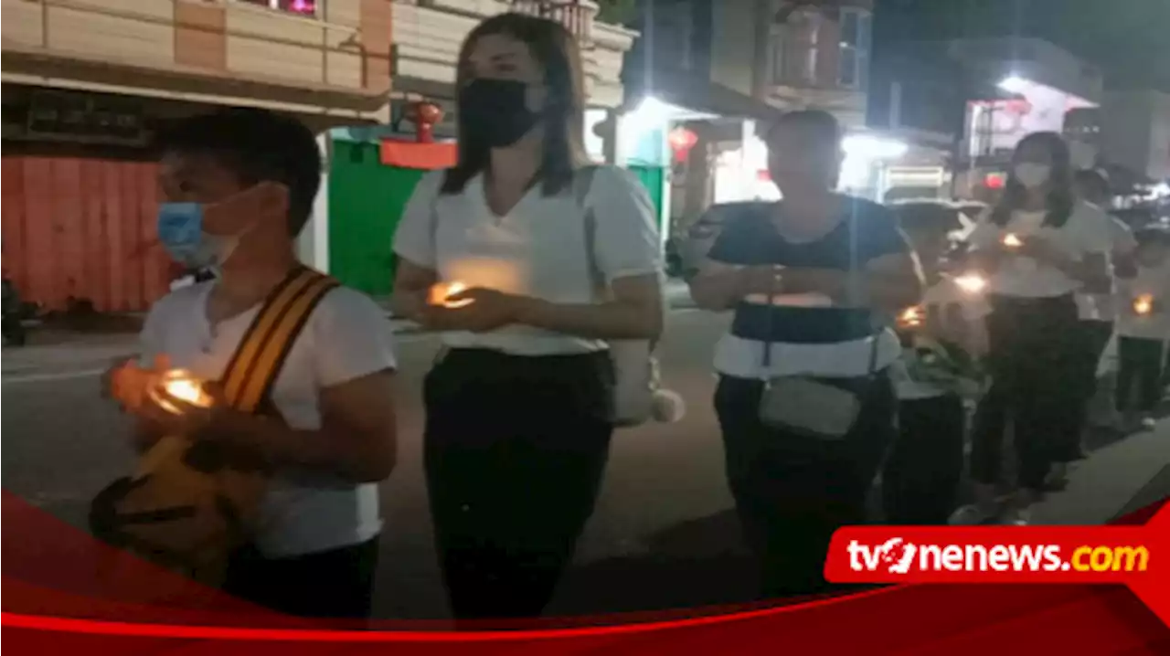 Perayaan Waisak 2567 BE di Karimun, Ratusan Umat Budha Berjalan Dengan Membawa Lilin Sepanjang Satu Kilometer