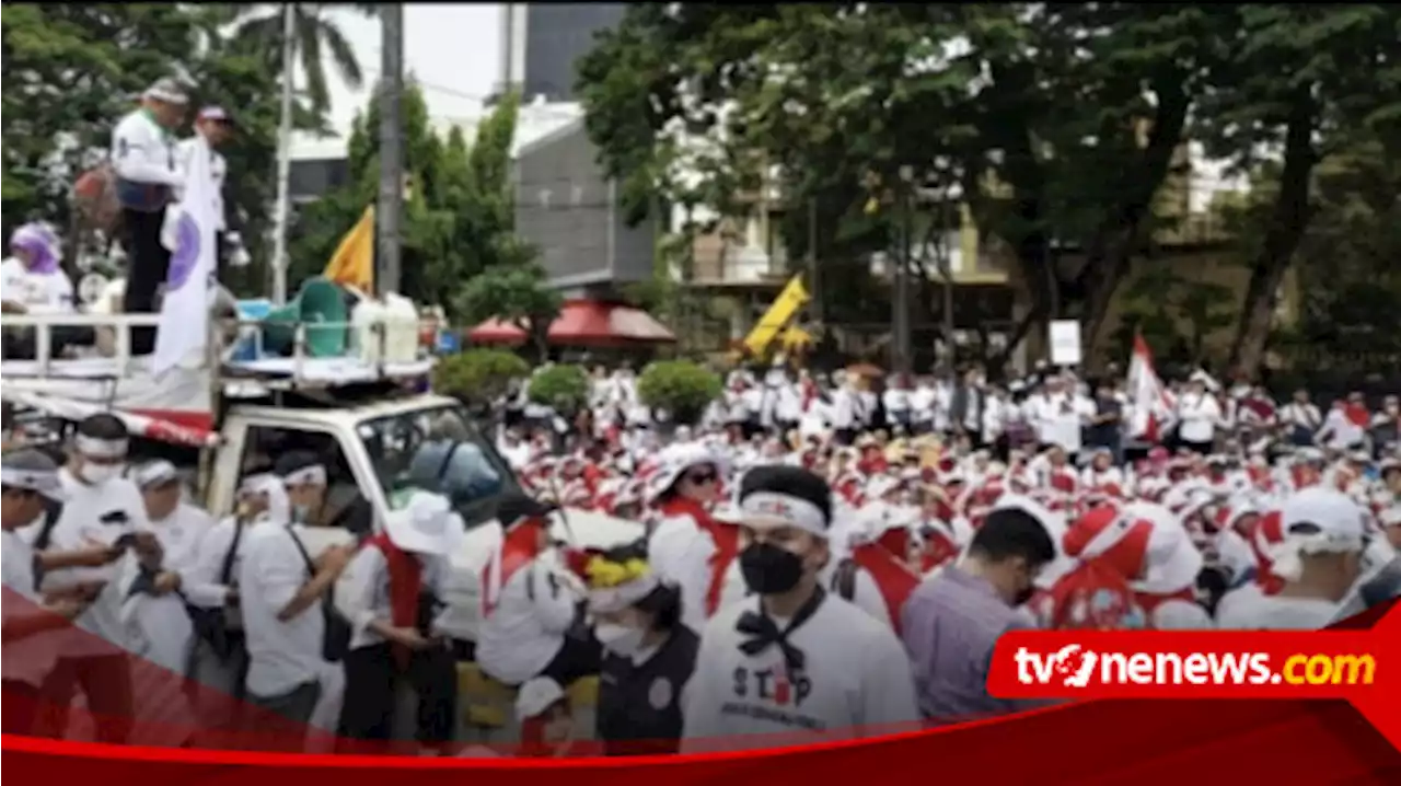 Tenaga Medis dan Kesehatan Kembali Gelar Aksi Damai Terkait RUU Kesehatan Hari Ini di Depan Gedung DPR